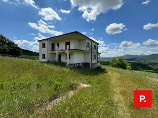 Villa in Vendita a Alvignano, 200'000€, 300 m²