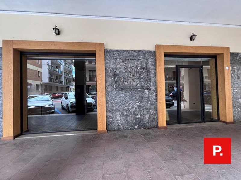 Immobile commerciale in Affitto a Caserta, 2'300€, 130 m²