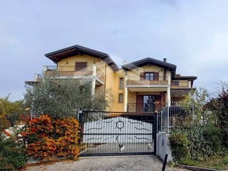 Casa Semi Indipendente in Vendita a Campobasso, 300'000€, 220 m²