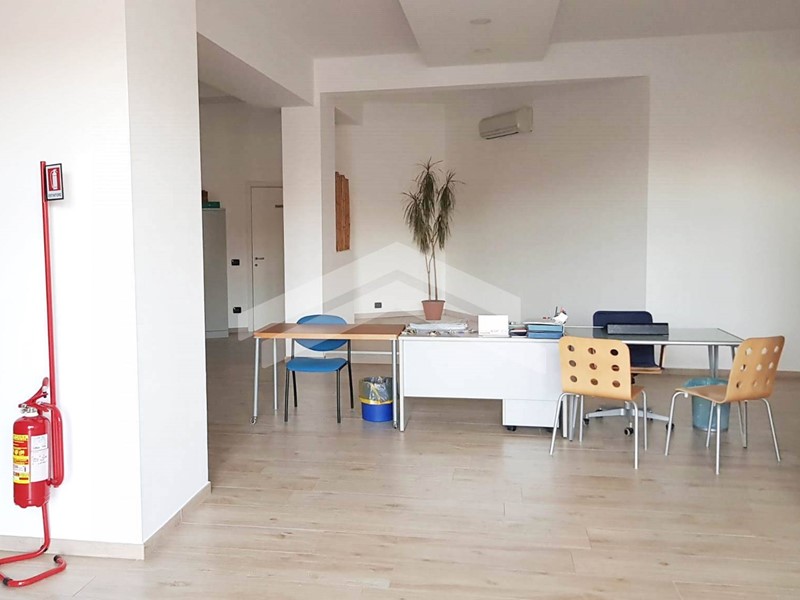 Immobile commerciale in Vendita a Campobasso, 189'000€, 209 m²