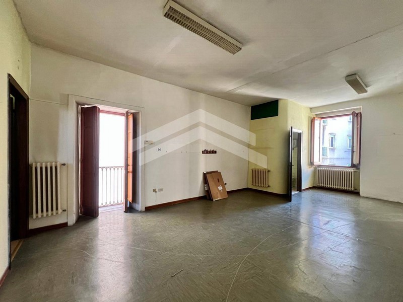 Ufficio in Affitto a Campobasso, 400€, 85 m²
