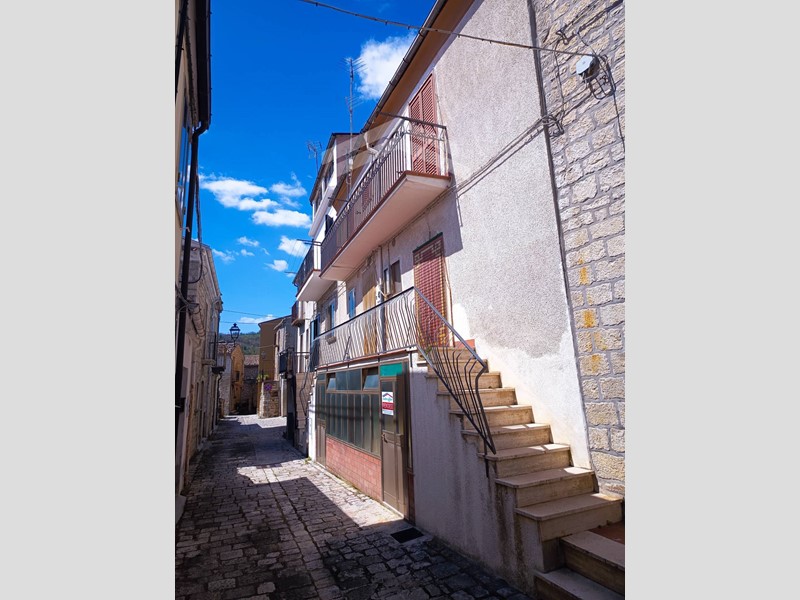 Trilocale in Vendita a Castelbottaccio, 32'000€, 150 m²