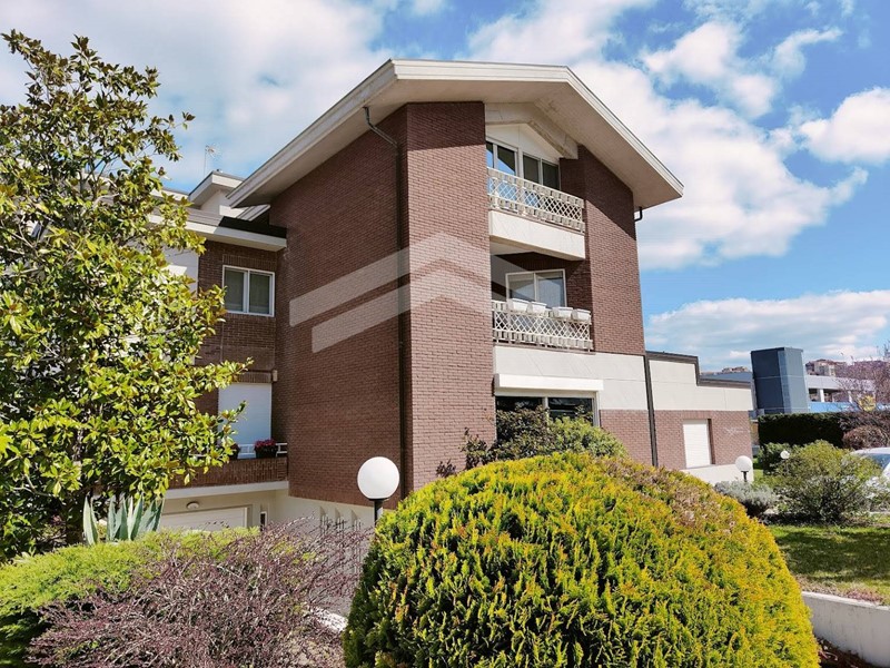 Casa Semi Indipendente in Vendita a Campobasso, 300 m²