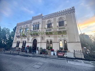 Appartamento in Vendita a Taormina, 700 m²