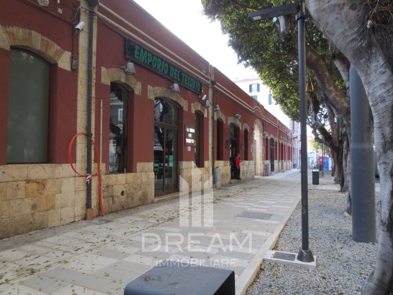 Immobile commerciale in Affitto a Cagliari, 7'500€, 383 m²