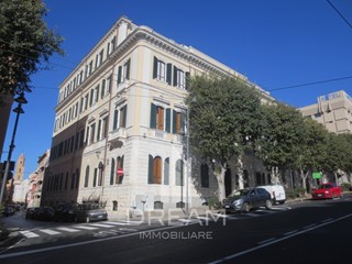 Immobile commerciale in Affitto a Cagliari, 1'900€, 150 m²