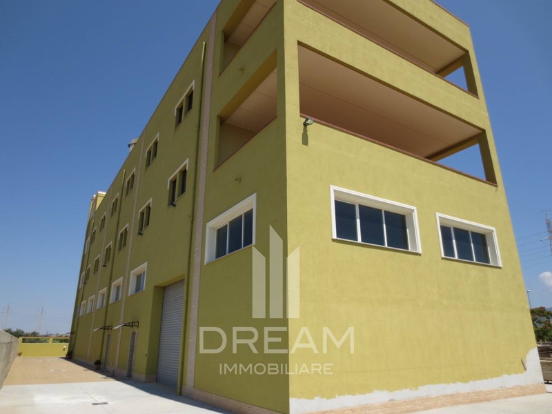 Ufficio in Affitto a Selargius, 1'800€, 400 m²