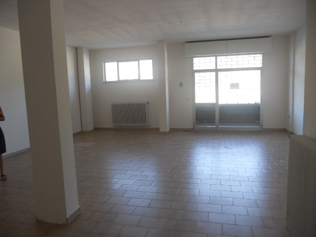 Immobile commerciale in Vendita a Martinsicuro, 90'000€, 125 m²