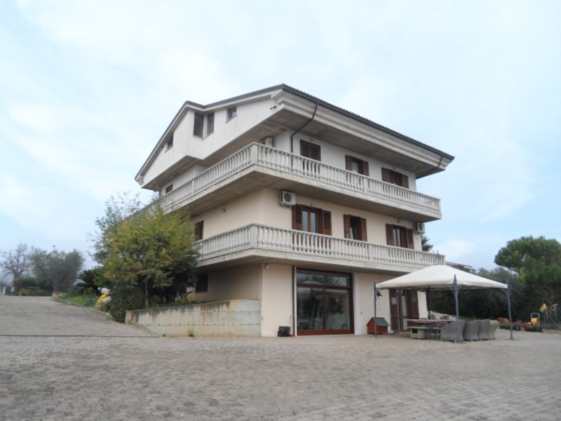 Villa in Vendita a Colonnella, 600 m²