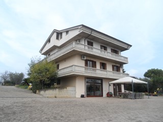 Villa in Vendita a Colonnella, 600 m²