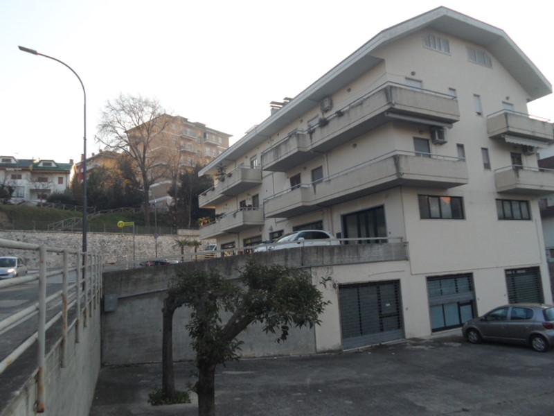 Immobile commerciale in Vendita a Folignano, 50'000€, 53 m²