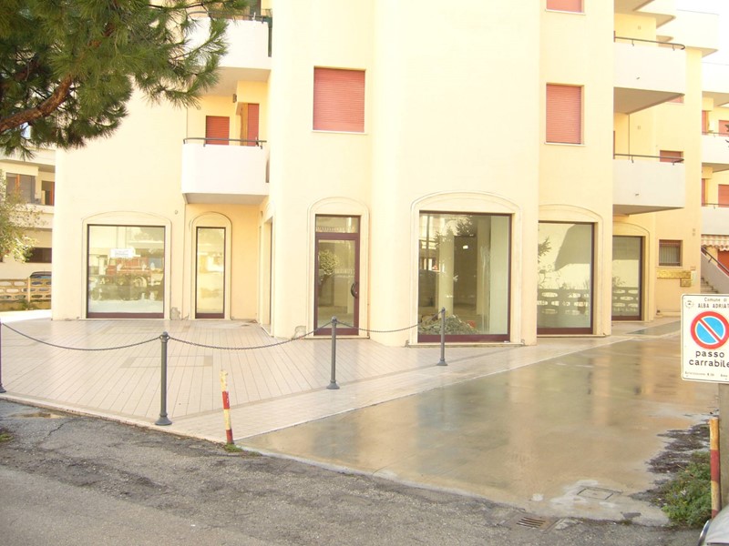 Immobile commerciale in Affitto a Alba Adriatica, 1'600€, 160 m²