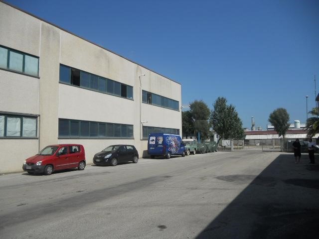 Capannone in Vendita a Martinsicuro, 300'000€, 500 m²