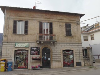Immobile commerciale in Vendita a Folignano, 105'000€, 90 m²