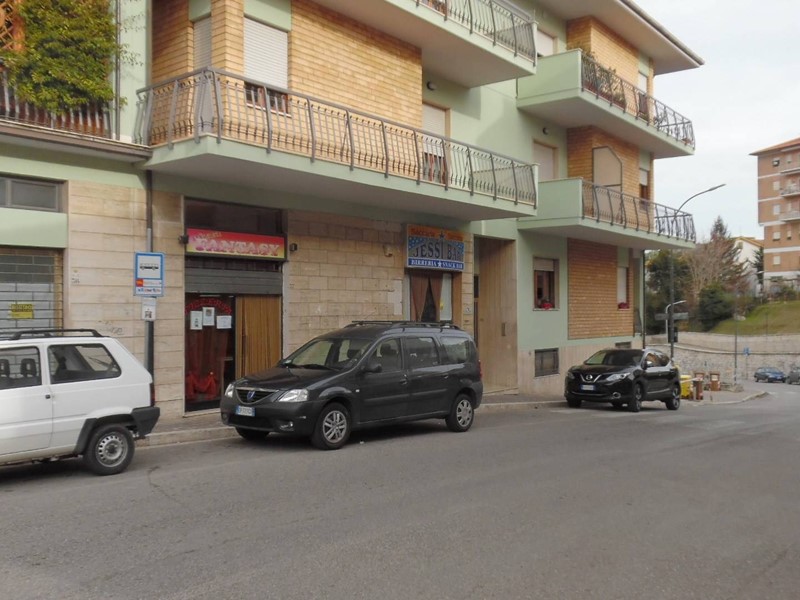 Immobile commerciale in Vendita a Folignano, 60'000€, 55 m²