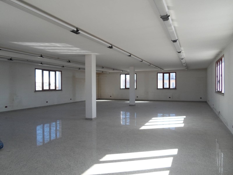 Capannone in Vendita a San Benedetto del Tronto, 900 m²