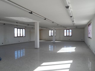 Capannone in Vendita a San Benedetto del Tronto, 900 m²
