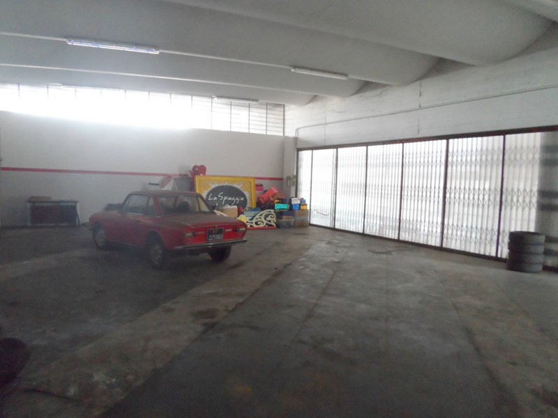 Magazzino in Vendita a San Benedetto del Tronto, 100'000€, 250 m²