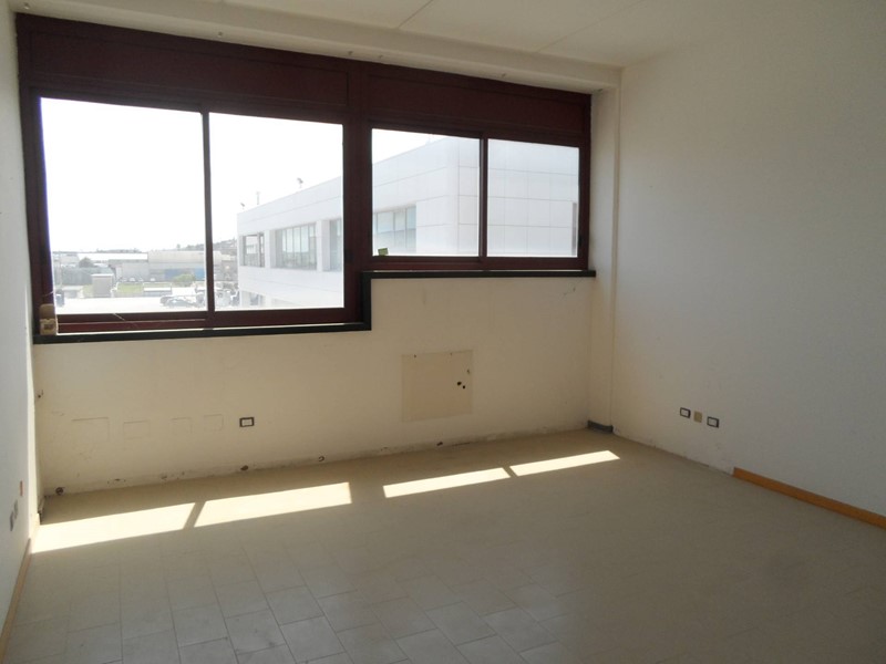 Ufficio in Vendita a San Benedetto del Tronto, 155'000€, 155 m²