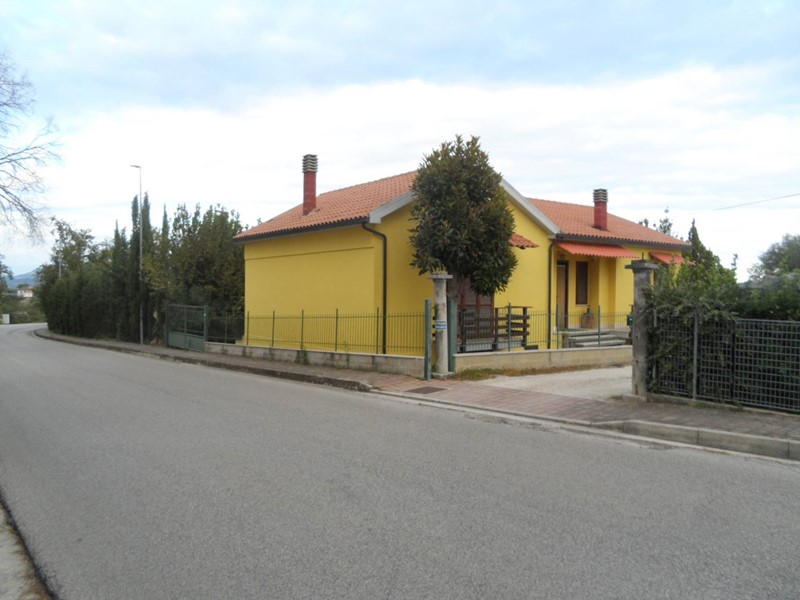 Casa Indipendente in Vendita a Castorano, 235'000€, 130 m²