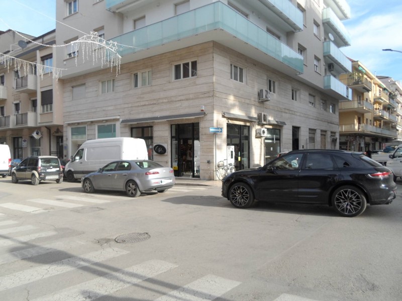 Immobile commerciale in Vendita a San Benedetto del Tronto, 300'000€, 100 m²