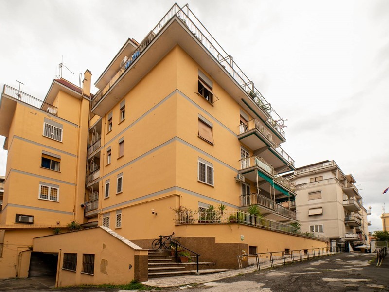 Bilocale in Vendita a Roma, 85'000&euro;, 65 m²