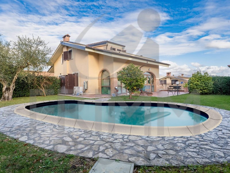 Villa in Vendita a Sant'Angelo Romano, 365'000€, 156 m²