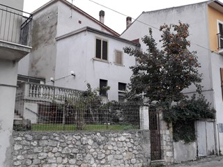 Casa Indipendente in Vendita a Serramonacesca, 42'000€, 120 m²