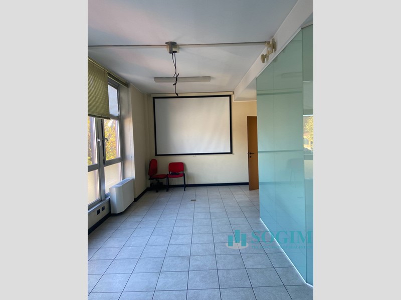 Ufficio in Vendita a Brugherio, 225'000€, 150 m²