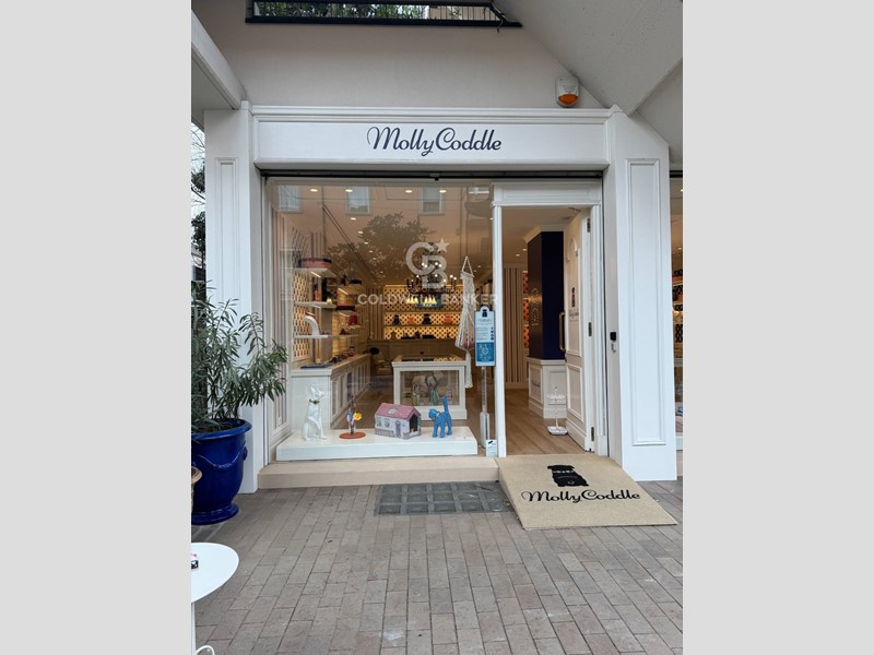 Negozio in Affitto a Riccione, 3'750€, 190 m²