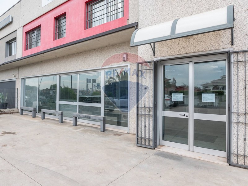 Immobile commerciale in Affitto a Viadana, 1'300€, 224 m²