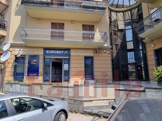 Immobile commerciale in Vendita a Sirignano, 248'000€, 306 m²