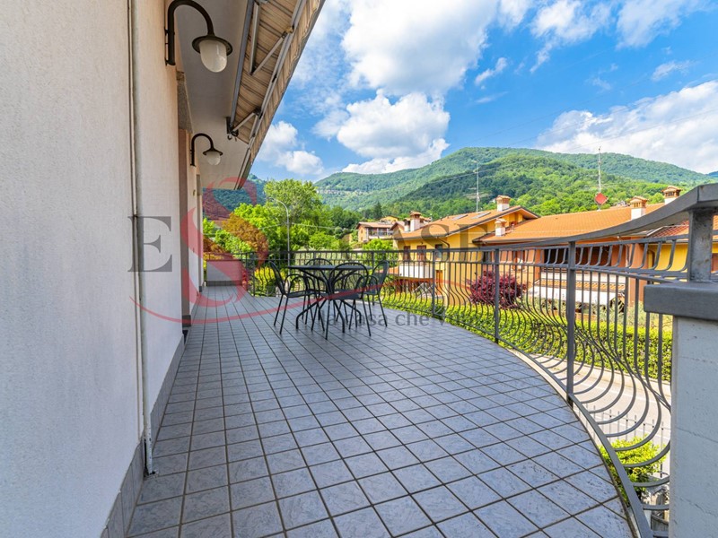 Villa in Vendita a Alzano Lombardo, 460'000€, 400 m²