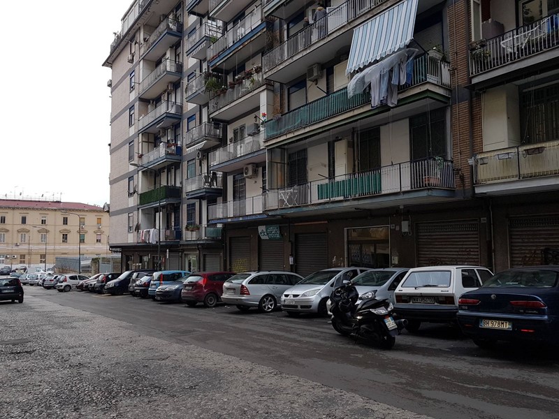 Negozio in Affitto a Napoli, 870€, 85 m²