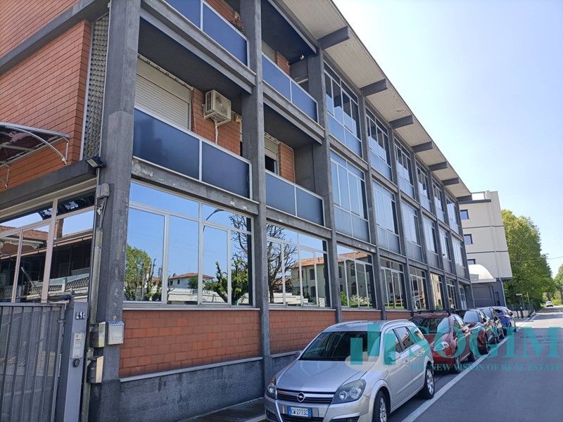 Capannone in Affitto a Inverigo, 2'500€, 1000 m²