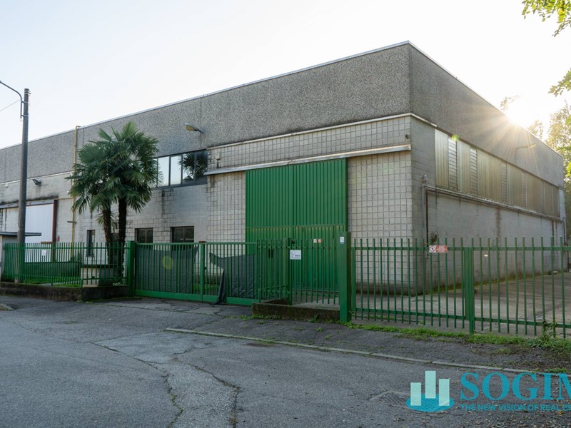 Capannone in Vendita a Locate Varesino, 350'000&euro;, 600 m²