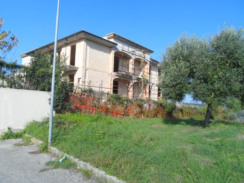 Casa Indipendente in Vendita a Massignano, 350'000€, 550 m²