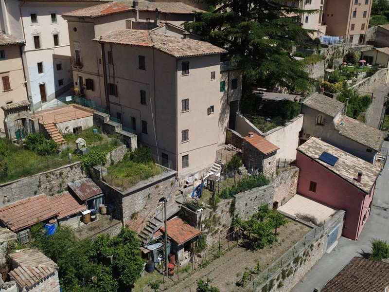 Appartamento in Vendita a Cerreto di Spoleto, 38'000&euro;, 110 m²