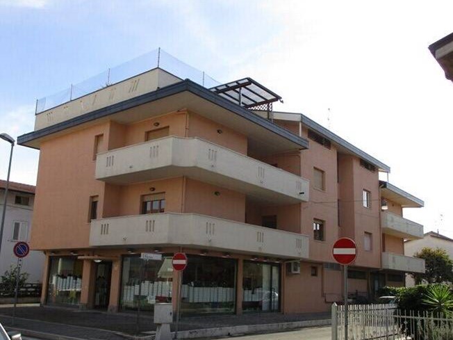 Immobile commerciale in Affitto a Giulianova, 1'000€, 120 m²