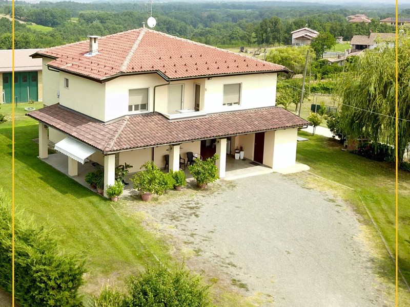 Villa in Vendita a Mombaruzzo, 475'000&euro;, 230 m²