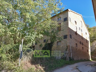 Rustico in Vendita a Comunanza, 85'000€, 400 m²
