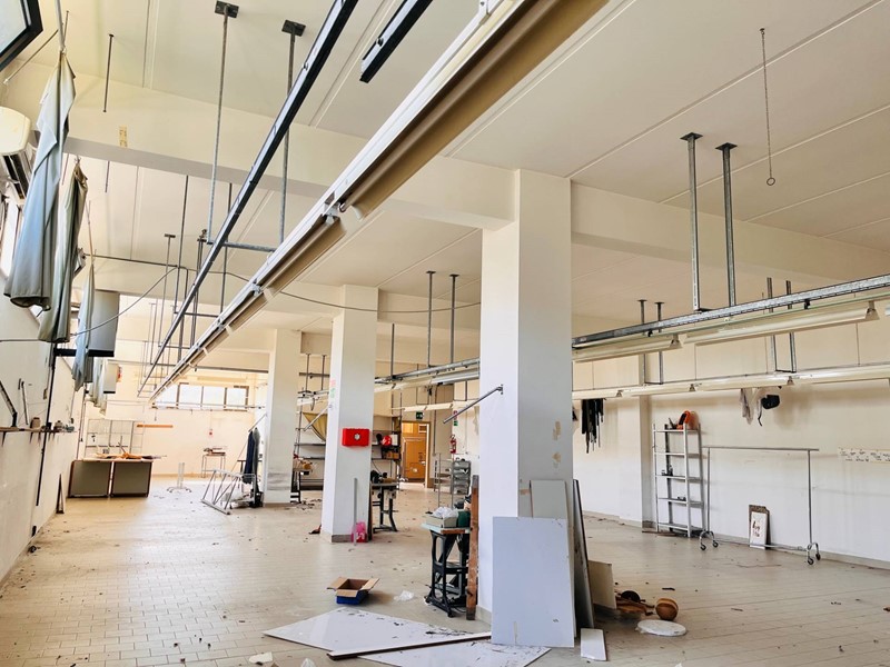 Laboratorio in Affitto a Monte San Vito, 1'900€, 390 m²