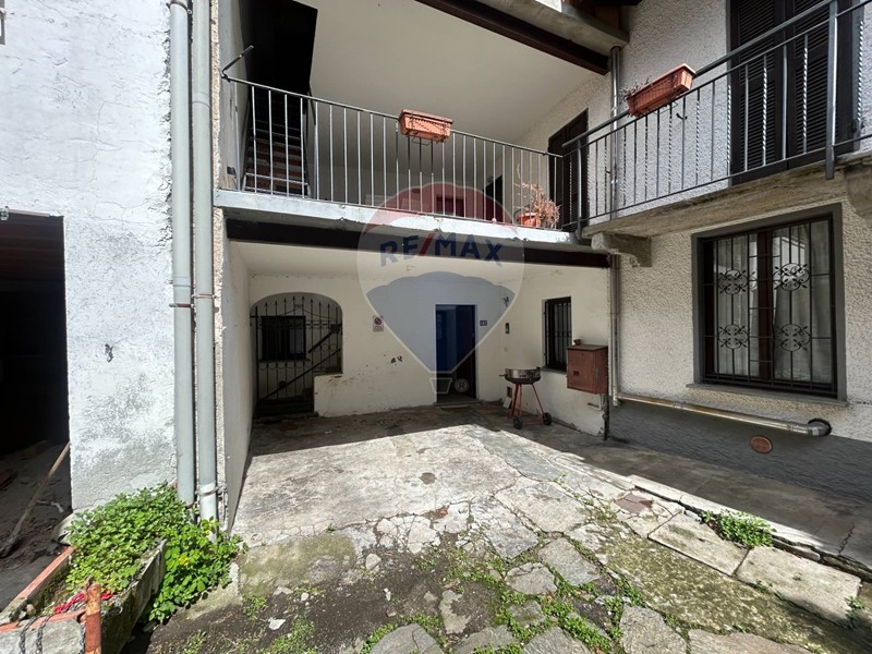 Casa Indipendente in Vendita a Orino, 185'000€, 266 m²