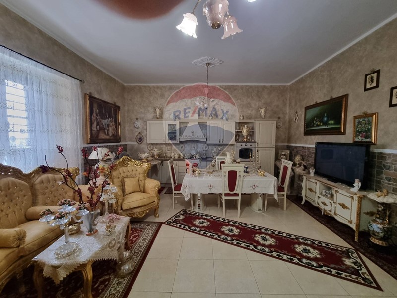 Villa in Vendita a Paternò, 195'000€, 180 m²