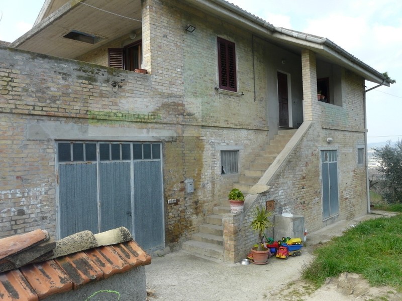 Rustico in Vendita a Torano Nuovo, 200'000€, 300 m², con Box
