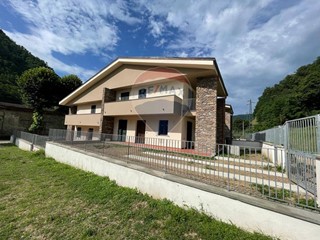 Appartamento in Vendita a Bagni di Lucca, 230'000€, 200 m²