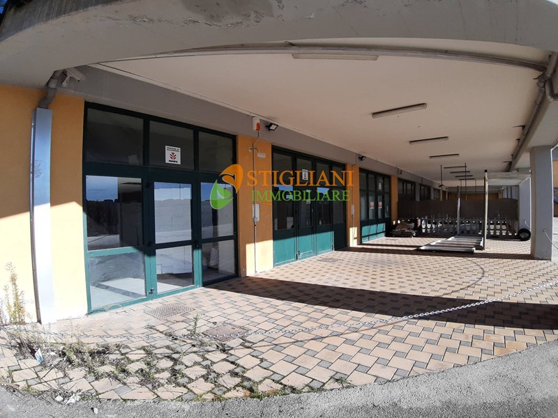 Immobile commerciale in Affitto a Campobasso, 2'275€, 700 m²