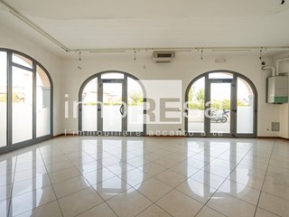 Negozio in Vendita a Montebelluna, 70'000€, 100 m²