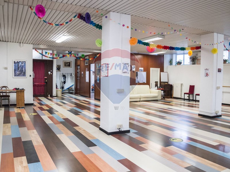 Immobile commerciale in Vendita a San Donato Milanese, 180'000€, 180 m²