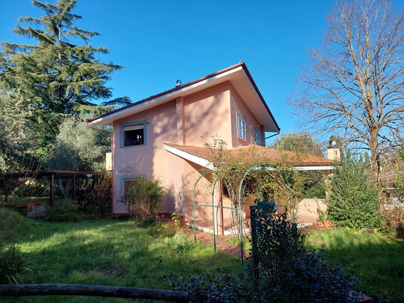 Villa in Vendita a Castelnuovo di Porto, 250'000€, 230 m²